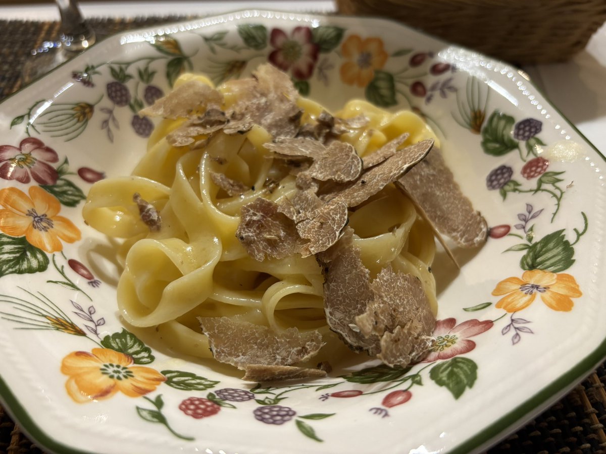 EVernacci's tweet image. Cenas de producto de temporada.
Tagliatelle, burro e tartufo bianco.
Esa cremina con la trufa blanca y la pasta al dente es pecaminosa. 
Chez Vernacci.