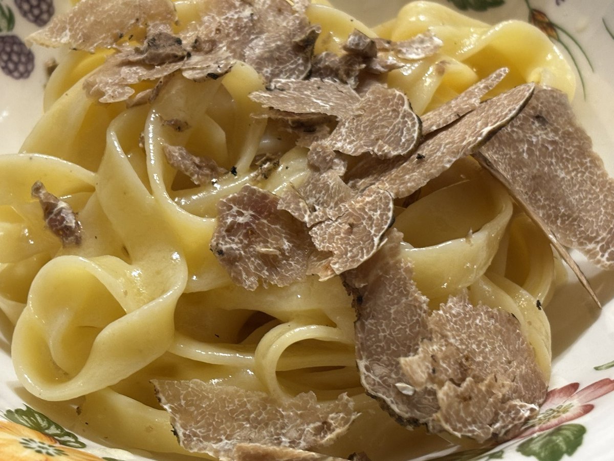 EVernacci's tweet image. Cenas de producto de temporada.
Tagliatelle, burro e tartufo bianco.
Esa cremina con la trufa blanca y la pasta al dente es pecaminosa. 
Chez Vernacci.