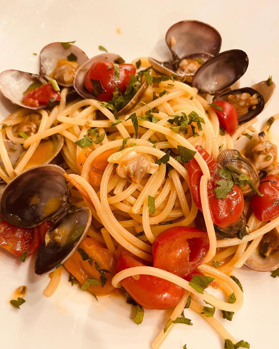 SicilyConcierge's tweet image. Spaghetti Vongole is one of #Sicily&apos;s most popular seafood pasta dishes and it is so simple to make!!!

Today from my #Blog 
archive here is 
20 SICILIAN PASTA DISHES
YOU MUST TRY 🍝
whitealmond-privatesicily.blogspot.com/2021/06/20-sic…