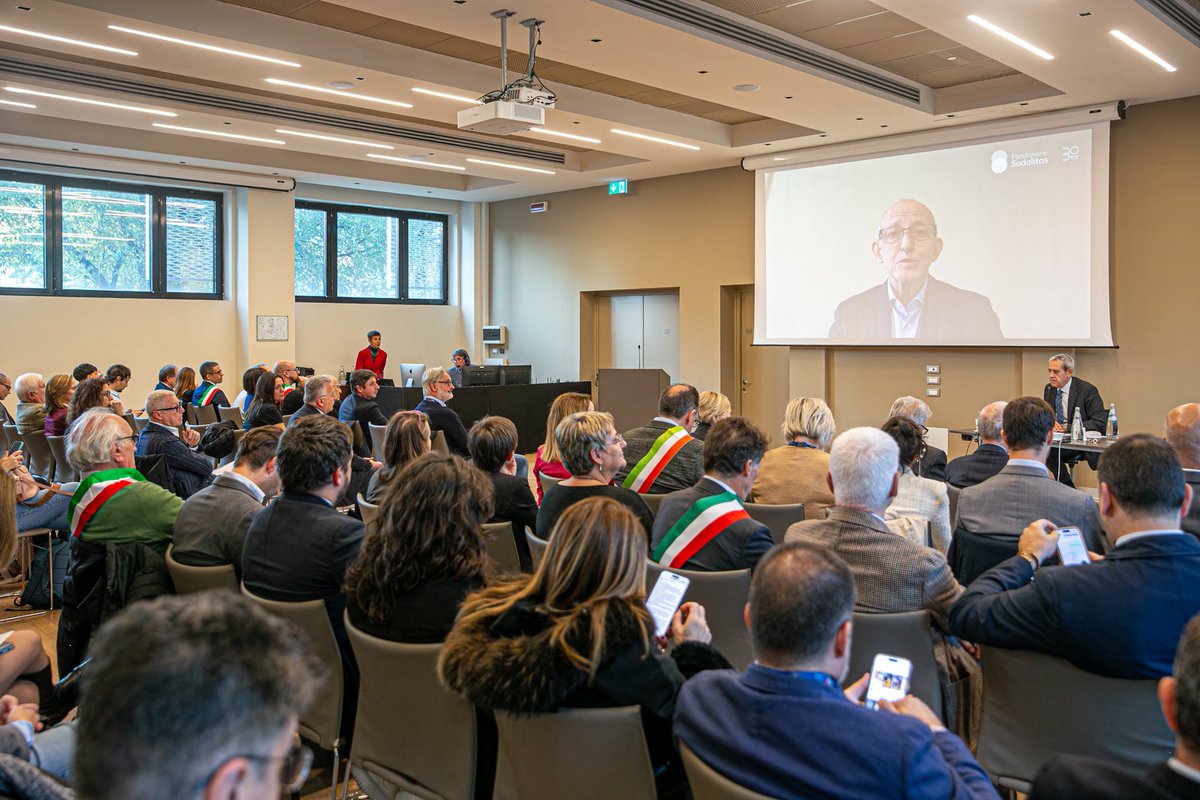 Qualche giorno fa a Bologna per la cerimonia di consegna del premio Cresco Award Città Sostenibili 2025, in occasione dell’Assemblea <a href="/comuni_anci/">comuni_anci</a> . 

Occasione per conoscere tante buone pratiche, presentare la Rete dei Comuni Sostenibili <a href="/comuni2030/">Comuni Sostenibili</a> e spiegare l'importanza del