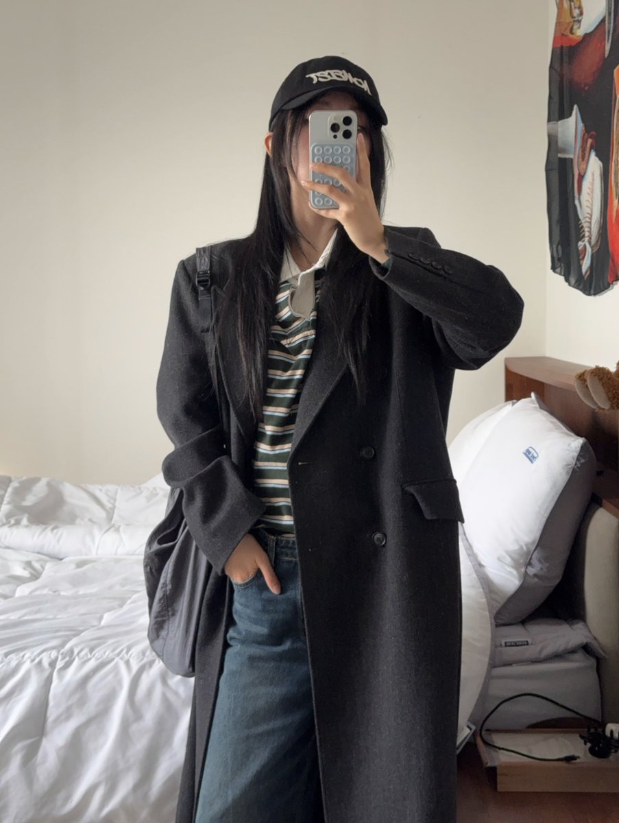 360일을 무채색만 입고 살았지만 요새는 이렇게 컬러 한방울씩 넣어주는 게 재미있다. 글케 안 부담스럽고 귀여운 것 같아 (나말고 옷이🫠)