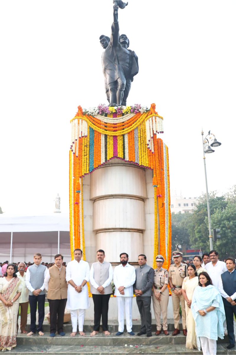 📍 मुंबई 

शिवसेना मुख्य नेते व उपमुख्यमंत्री मा.ना.श्री. एकनाथजी शिंदे साहेबांनी महाराष्ट्र राज्य हुतात्मा स्मृतीदिनानिमित्त आज मुंबईतील हुतात्मा स्मारकास भेट दिली. तसेच संयुक्त महाराष्ट्राच्या लढ्यात प्राणांची आहुती देणाऱ्या १०७ हुतात्म्यांना पुष्पचक्र अर्पण करून कृतज्ञतापूर्वक