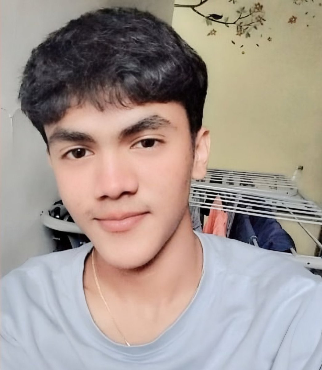 इस मासूम बच्चा को जानते हैं?

नाम : Arnav Khaire
उम्र : 19 वर्ष
जुर्म : हिंदी बोलना
सजा : मृत्यु

यह एक लोकल मराठी लड़का है लेकिन ट्रेन में हिंदी बोल रहा था, कुछ गुंडो को पसंद नहीं आया और इसके साथ मारपीट किया, यह इतना ज्यादा आहत हुआ कि इसने आत्महत्या कर लिया

क्या ठाकरे के गुंडों