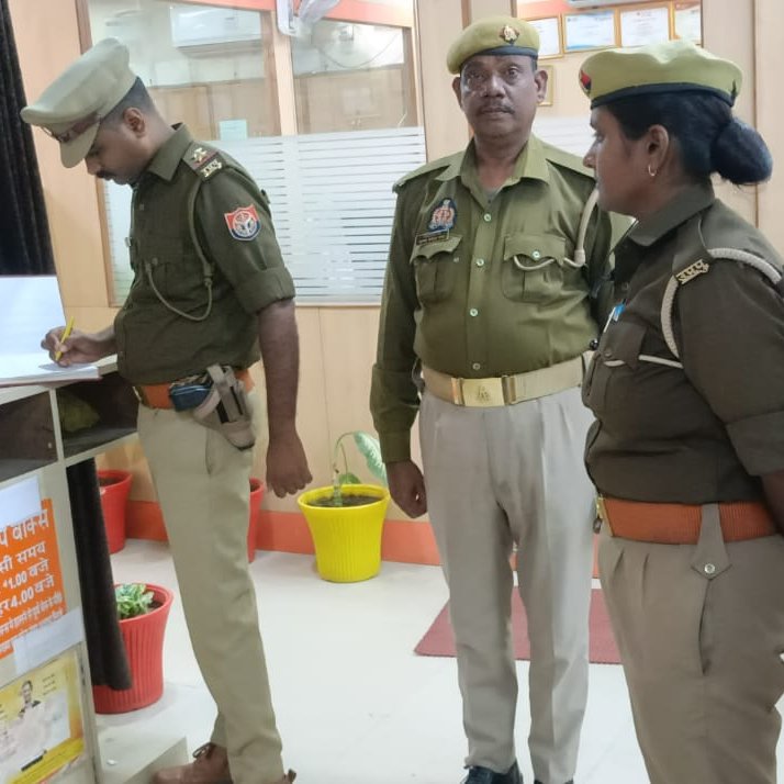 bahraichpolice's tweet image. #SPBahraich के निर्देशन में, थाना दरगाह शरीफ पुलिस ने अपराध/अपराधियों पर नियंत्रण के दृष्टिगत ATM/बैंकों के आस-पास संदिग्धों की चेकिंग तथा बैंकों में लगे सुरक्षा व्यवस्था सम्बन्धित उपकरणों को चेक कर बैंक सुरक्षा ड्यूटी पर लगे सुरक्षाकर्मियों को आवश्यक दिशा-निर्देश दिए। #UPPolice