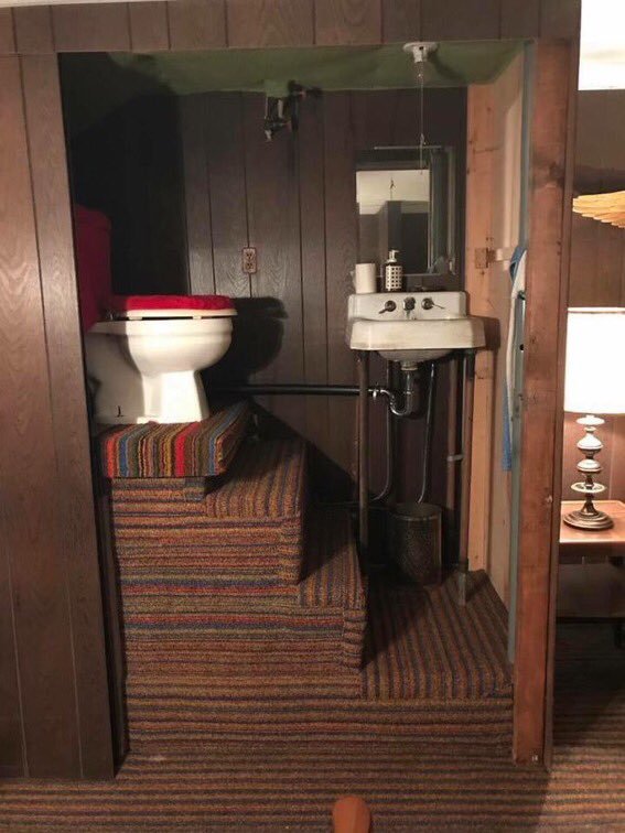 When you feel like a queen because your tweet has gone viral.👑