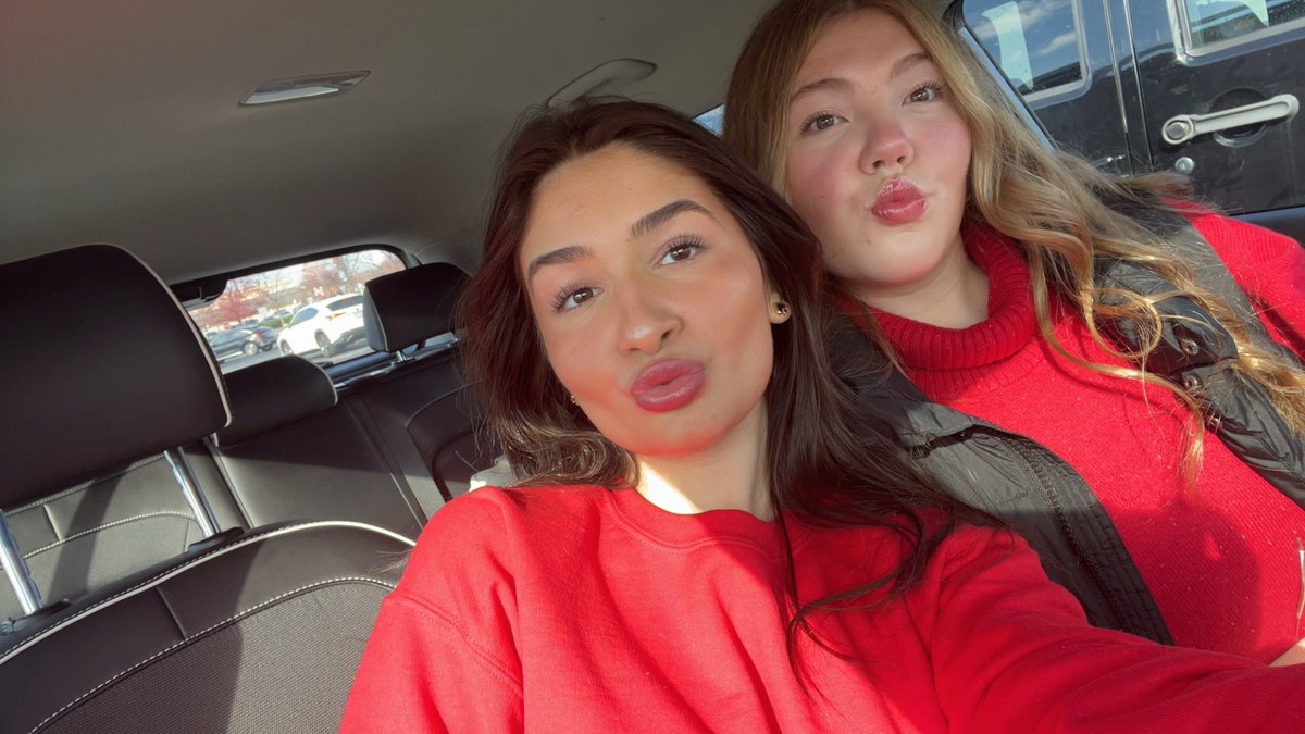 nuzzi_lia's tweet photo. My best friend comes home today!! The long-awaited reunion!! Yes, we will be at the #NJDevils game on Monday(duhhh). https://t.co/MzlU3n5Xes