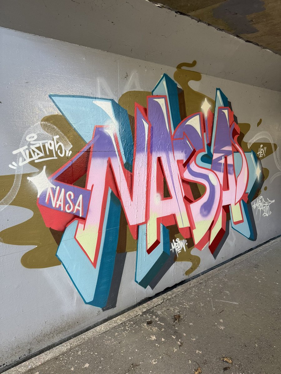 落書き被害】 毎年、中郷小の6年生が卒業記念として描いてる