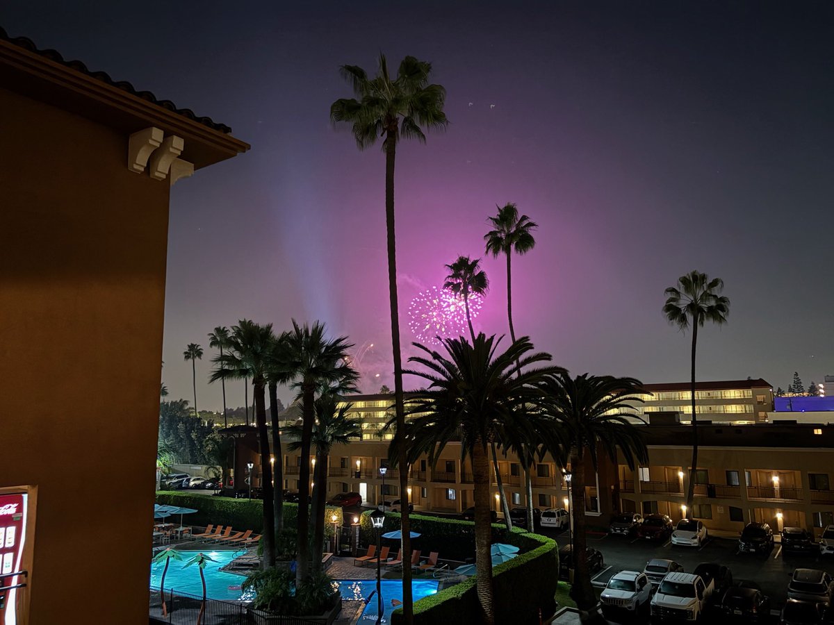 カリフォルニアディズニーは0時までオープンしてるので、夜遅くまで人でいっぱいでした。ディズニーが近いのでホテルから花火が見えました❣️❣️❣️