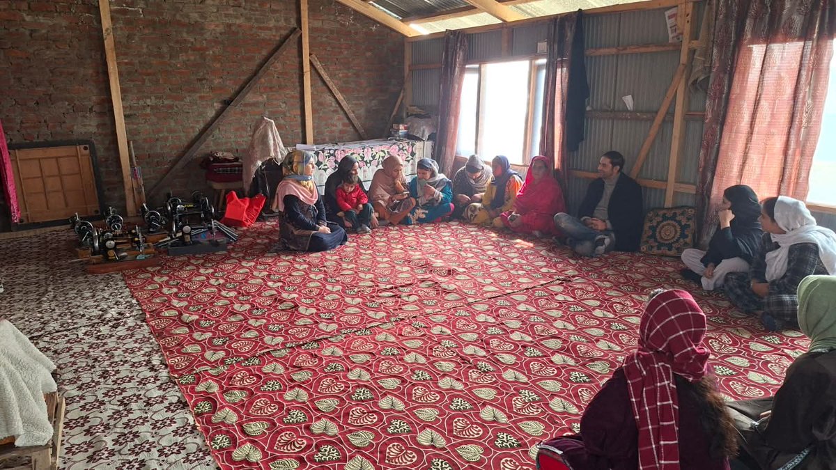 i_CHINAR's tweet image. The SDC Cutting and Tailoring Centre has been launched in Rakhi Arath Srinagar with 25 women enrolling on day one. A hopeful start for new skills and new opportunities.
#CHINARInternational #WomenEmpowerment #SkillDevelopment #CuttingAndTailoring #RakhArath