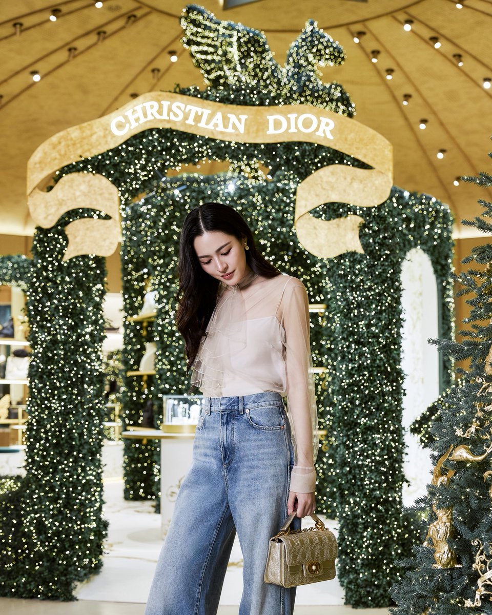 ELLEThailand's tweet photo. สง่าทุกท่วงท่า! หลิงหลิง คอง @linglingsirilak เผยโฉมในลุคจาก Dior Cruise 2026 ร่วมเฉลิมฉลองเทศกาลแห่งความสุขที่ Dior Gold House 

#ELLEThailand
#Dior #DiorCruise
#linglingkwong‌ https://t.co/Bv171cFGlI