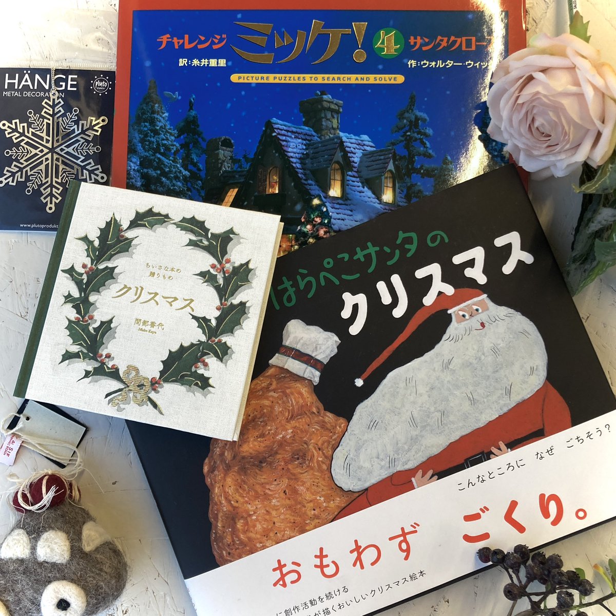 art_rectangle's tweet image. 🎄【ホリデーアイテムのご紹介】🎅🏻
だんだん寒くなり､冬が近づいてきました❄️当店ではクリスマスにぴったりなグッズをお取り扱い中✨『idograph』さんと『銀座吉田』さんのグリーティングカード✉️ツリーを彩るオーナメント🪅『D-BROS』さんのタペストリー🌲冬に読みたい本など…📚是非ご覧ください⛄️