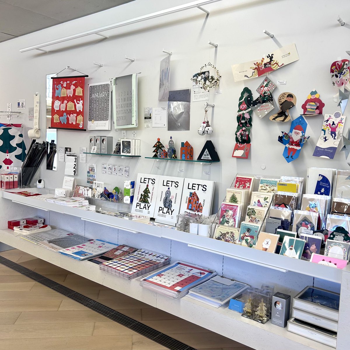 art_rectangle's tweet image. 🎄【ホリデーアイテムのご紹介】🎅🏻
だんだん寒くなり､冬が近づいてきました❄️当店ではクリスマスにぴったりなグッズをお取り扱い中✨『idograph』さんと『銀座吉田』さんのグリーティングカード✉️ツリーを彩るオーナメント🪅『D-BROS』さんのタペストリー🌲冬に読みたい本など…📚是非ご覧ください⛄️