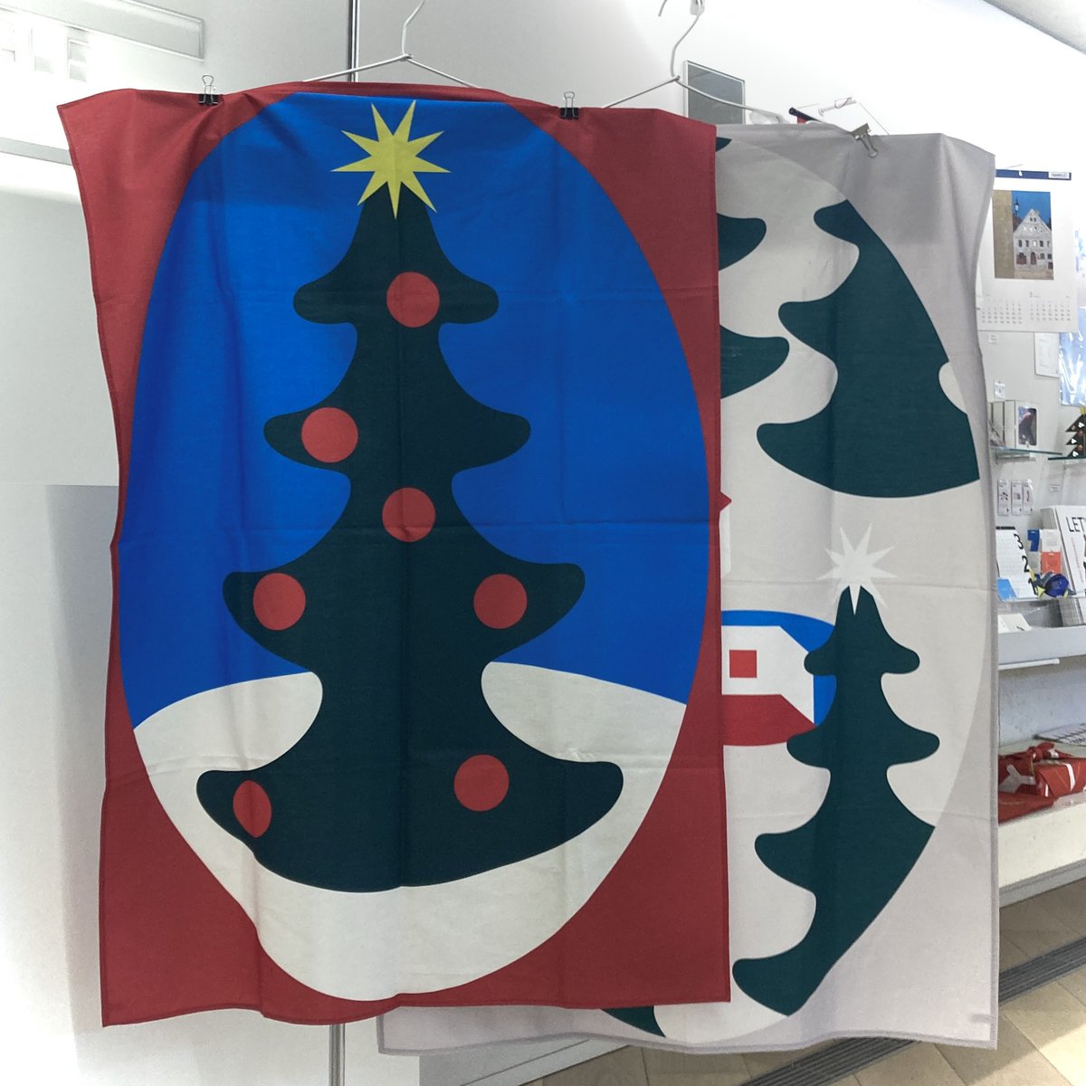 art_rectangle's tweet image. 🎄【ホリデーアイテムのご紹介】🎅🏻
だんだん寒くなり､冬が近づいてきました❄️当店ではクリスマスにぴったりなグッズをお取り扱い中✨『idograph』さんと『銀座吉田』さんのグリーティングカード✉️ツリーを彩るオーナメント🪅『D-BROS』さんのタペストリー🌲冬に読みたい本など…📚是非ご覧ください⛄️