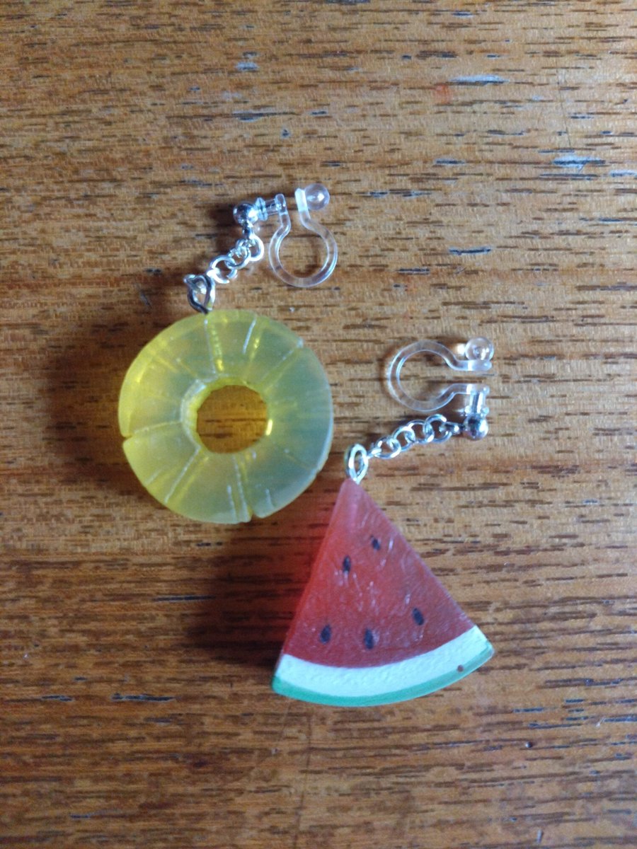 meruni_666's tweet photo. うちの姫に頼まれて、バスボムから出てきたやつをピアスにしてみました🍍🍉 https://t.co/HYVR6jWax8