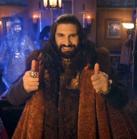 Лента с завидной регулярностью подсовывает мне Этерну, хотя я ничего не лайкаю

Все, что я знаю про моль, я знаю против своего желания, но поскольку в лоре я ноль, моль каждый раз читается как НАНДОРСКАЯ