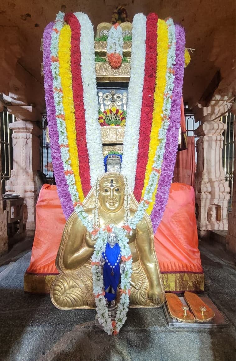 Jaggesh2's tweet image. ಇಂದಿನ ರಾಯರ ಬೃಂದಾವನ ಅಲಂಕಾರ ದರ್ಶನ 🙏