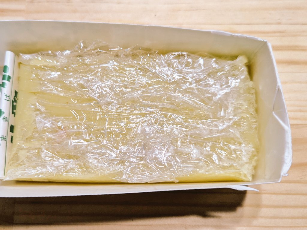 MarronTree's tweet image. さつまいもを茹でて、裏ごしして砂糖と合わせ、寒天湯に入れて炙り練って型に詰める←イマココ

固まったら切って側面に白玉粉と薄力粉を溶かした衣を着けて一面づつ焼いていく

和菓子って意外と力仕事w