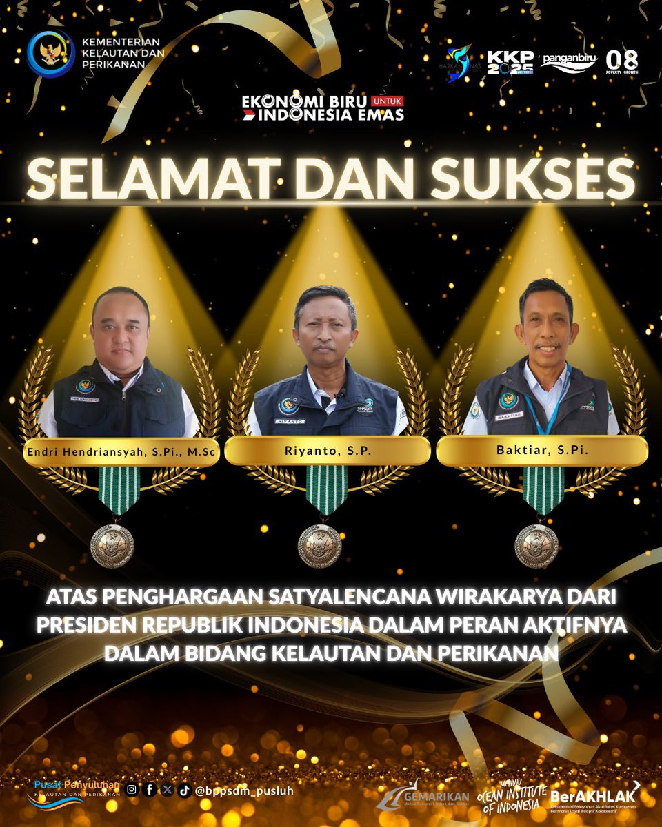 bppsdm_pusluhkp's tweet photo. #pusluhkp menyampaikan selamat &amp; apresiasi setinggi-tingginya kepada tiga Penyuluh Perikanan yang menerima Satyalencana Wirakarya dari Presiden Republik Indonesia. Penghargaan ini diberikan atas dedikasi, inovasi, &amp;kontribusi nyata dlm memajukan sektor KP.
@kkpgoid
@in_radiarta https://t.co/hvBEWEAcbL