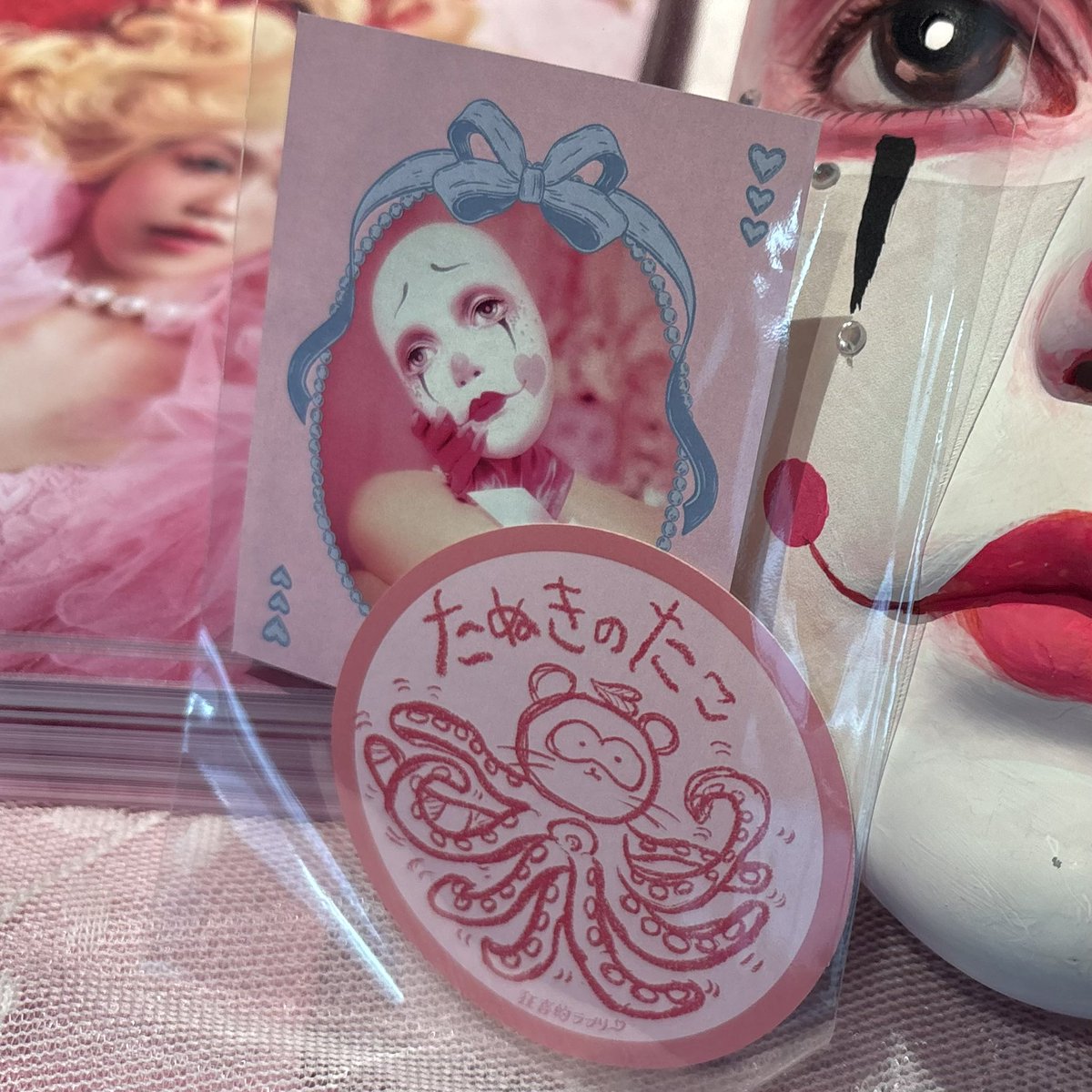 graphgate's tweet image. キヤノンギャラリー Sで開催中の「狂喜的ラブリー」では、山口えり花さん在廊中に限り、ステッカーを販売中です！
#GRAPHGATE #Canon