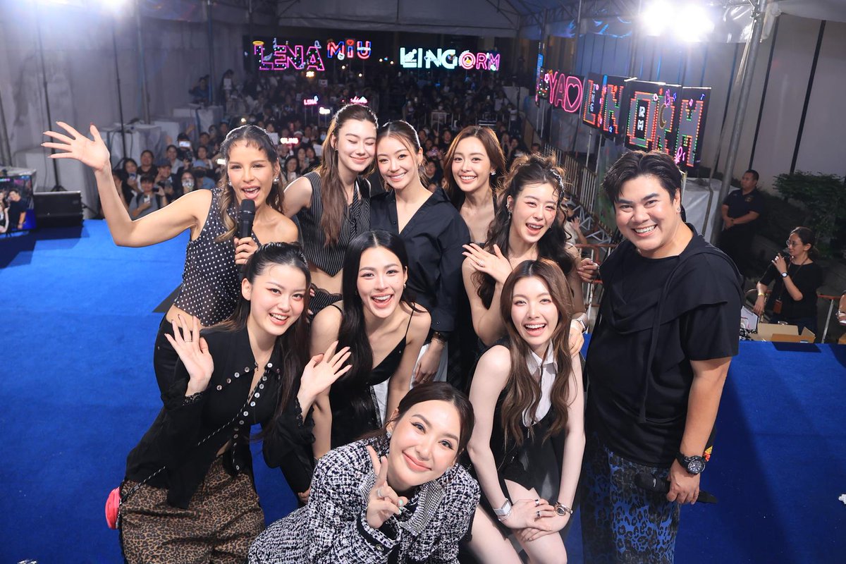 Ch3Thailand_33's tweet photo. สาวๆ สุดฮอตจากจักรวาลแซฟฟิกของช่อง 3 ยกทีมมามอบความฟินให้แฟนๆ อย่างใกล้ชิดนำทีมโดย #หลิงหลิงคอง #ออมกรณ์นภัส #ลีน่าลลินา #หมิวณัชชา #แทนดวงแก้ว #ญดานริลญา #อุ้มอิษยา #แบมสราลี มาร่วมกิจกรรมเซ็นปฏิทินช่อง 3 ปี 2569 วันที่ 3 ที่จัดขึ้น ณ อาคารมาลีนนท์ เมื่อวันที่ 20 พฤศจิกายนที่ผ่านมา #ปฏิทินช่อง3ปี2569

รับชมภาพเพิ่มเติมได้ที่ Facebook Ch3Thailand