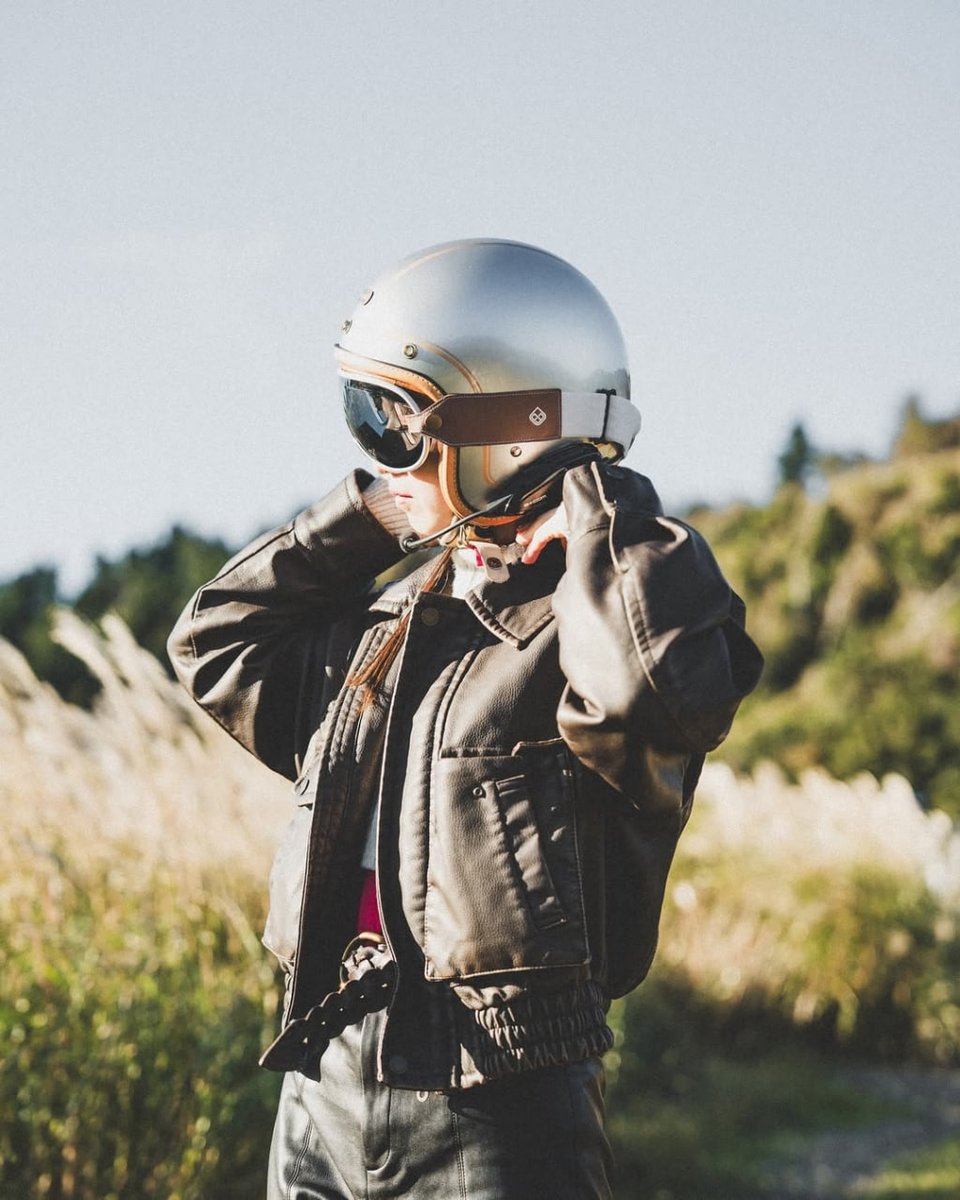 Muscshelton's tweet photo. #バイク女子 #女性ライダー 
#バイクのある風景 #バイクのある生活
#クラシック350 #ロイヤルエンフィールド
#ロイヤルエンフィールド350
#ロイヤルエンフィールドクラシック350
#ジェットヘルメット #ライディングゴーグル #クラシックバイク https://t.co/MFgcP7XkNp