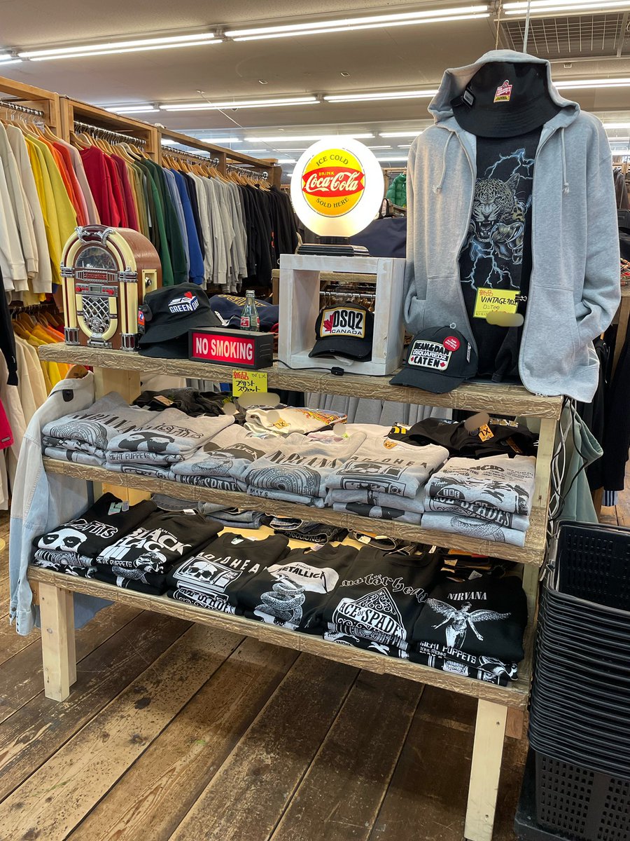 こんにちはー！
新品スウェット入荷してますよー！

最近急に寒くなってきたので
暖かい服を着て体調に気をつけましょう💪

カラーはシンプルですが
色々なデザインあるので
じっくり見ていってくださいね😎🎶
#浪漫遊松阪店 #スウェット