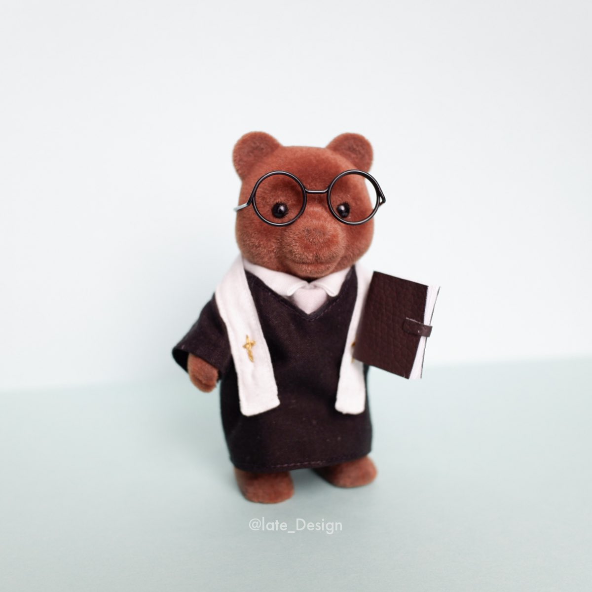 late_Design's tweet photo. 初期クマのお父さん🐻‍
神父さまのお洋服が似合う！

seriaの抱っこパーツが小物を持たせるときにとっても便利！ https://t.co/CHWX0LFPVp