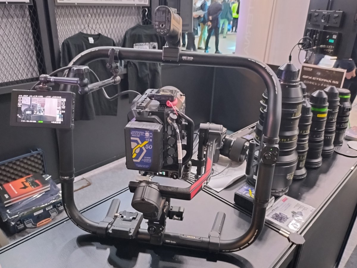 IDX_JP19890222's tweet image. No.8610 富士フイルム様
注目のGFX ETERNA 55のバナーがお出迎え、CINEMAエリアのブースです。
容量の大きいDUO-C198Pと、ジンバル撮影などにお勧めの小型Imicro-50Pをお使いいただいていました、ありがとうございます。Imicro-50Pのサイズ感、しっくりきますよね。
#InterBEE2025
#IDX