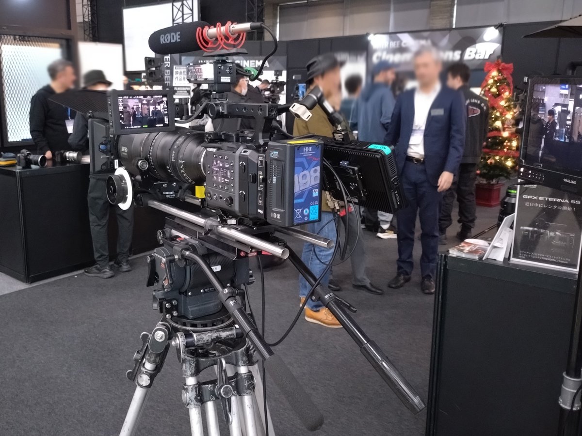IDX_JP19890222's tweet image. No.8610 富士フイルム様
注目のGFX ETERNA 55のバナーがお出迎え、CINEMAエリアのブースです。
容量の大きいDUO-C198Pと、ジンバル撮影などにお勧めの小型Imicro-50Pをお使いいただいていました、ありがとうございます。Imicro-50Pのサイズ感、しっくりきますよね。
#InterBEE2025
#IDX