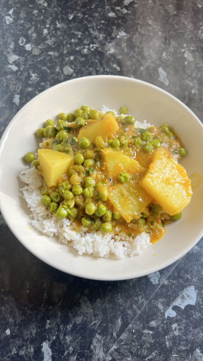 वाह भाई,,, ये आलू मटर की सब्जी और चावल देखकर तो दिल बाग-बाग हो गया! 
❄️ ठंड के मौसम में इससे सुकून भरा खाना और क्या हो सकता है?

 क्या आपको भी पसंद है यह वाला कांबिनेशन?