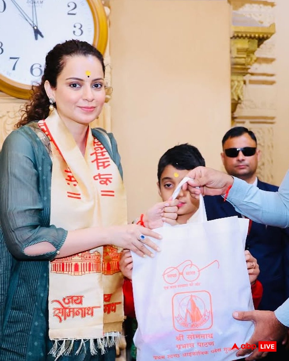 ABPDesam's tweet image. ప్రముఖ నటి, ఎంపీ కంగనా రనౌత్‌ గుజరాత్‌లోని సోమనాథ ఆలయాన్ని దర్శించుకున్నారు. #KanganaRanaut #kangana #somnath #somnathtemple