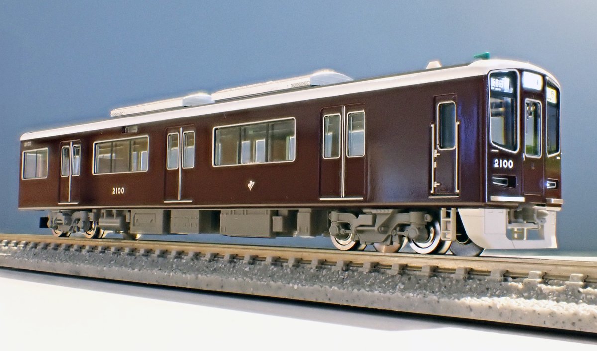 【トミックスショールーム】試作品情報１

■(N)阪急電鉄 新2000系 宝塚線（第1編成）
ー2025年12月発売 
ー製品情報はこちら→（mokeitetsu.com/tomix/tomix-n/…）

・塗装済みサンプル（2100）
・TOMIX初の阪急車両
・列車種別識別灯は切替式で2灯、1灯、無点灯を選択可能

#TOMIX　#トミックス