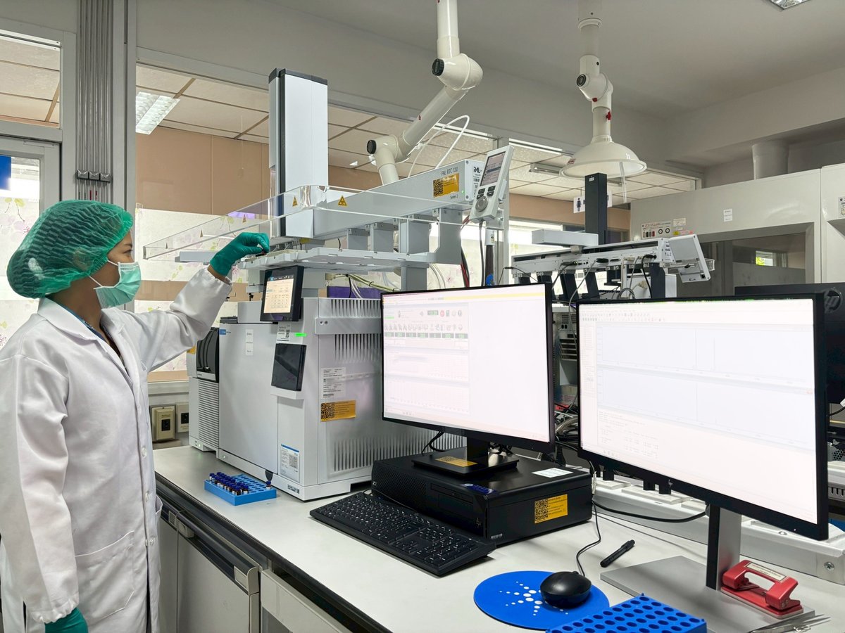 KrmThy's tweet image. กรมวิทยาศาสตร์การแพทย์ พัฒนาวิธีตรวจ “ยาเอโทมิเดต” ปนปลอมในน้ำยาบุหรี่ไฟฟ้า พร้อมถ่ายทอดเทคโนโลยีสู่ศูนย์วิทยาศาสตร์การแพทย์ สนับสนุนการปราบปรามยาเสพติดของประเทศ shorturl.asia/8LeuJ  #FromLabtolife