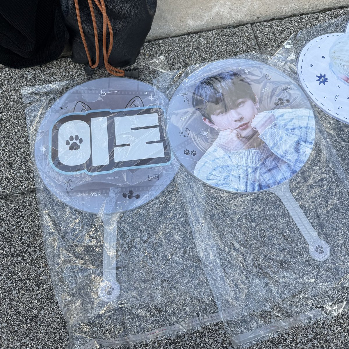 本日のイベント現場でスローガン&amp;うちわ購入希望の方、DMにて声かけてください🖤
予約しなくても現地で購入可能です!

#원어스 #ONEUS #이도 #LEEDO #김건학