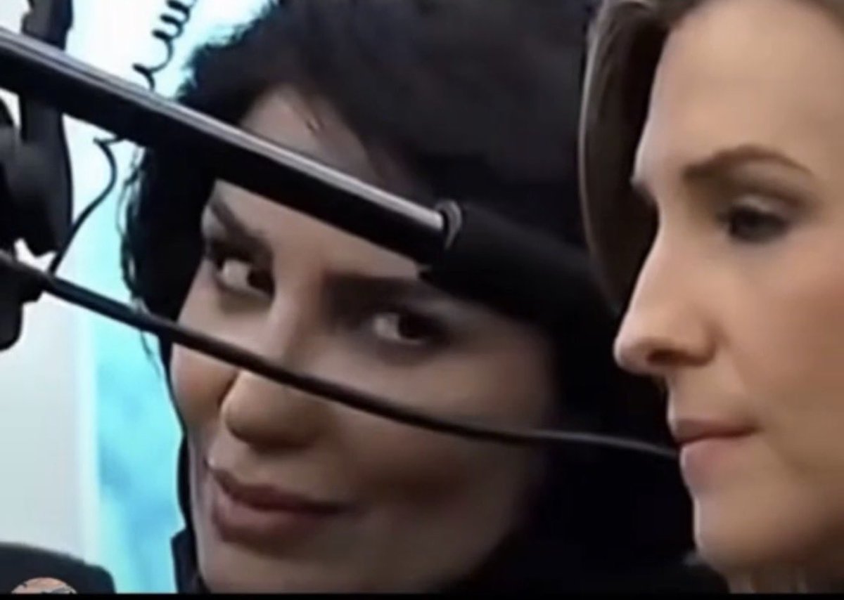 هذه ليست مجرد نظرة… هذه لحظة تثبت حضور لإعلام السعودي أمام صحفية شبكة <a href="/ABC/">ABC News</a> .
ثقة وطن 🇸🇦 ، وهيبة حضور. شكرًا بنت بلادي <a href="/Alhazzani_Amal/">أمل عبدالعزيزالهزاني</a> على هذا الحضور المشرف.
<a href="/media_ksa/">وزارة الإعلام</a> #وزارة_الإعلام 
#محمد_بن_سلمان_في_واشنطن