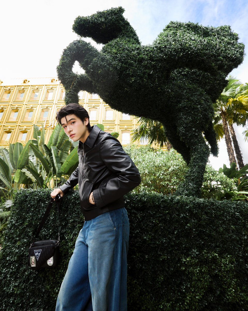 mintmag_th's tweet photo. หล่อใส! ชมภาพหล่อของหนุ่ม #สกายวงศ์รวี ในโททัลลุคเด่นจาก Dior พร้อมร่วมชม Dior Gold House กับป๊อปอัพสโตร์สุดพิเศษ ที่จัดขึ้นเพื่อต้อนรับเทศกาลแห่งความสุข ถูกตกแต่ง���ดยการนำศิลปะ และธรรมชาติเข้ากับโลกของจินตนาการ ออกมาเป็นมุมสวยๆ ที่หนุ่มสกายเช็คอิน 💚

➡️อ่านต่อ https://t.co/kRqVmGsZrW

#skywongravee
#DiorCruise
#MintNews