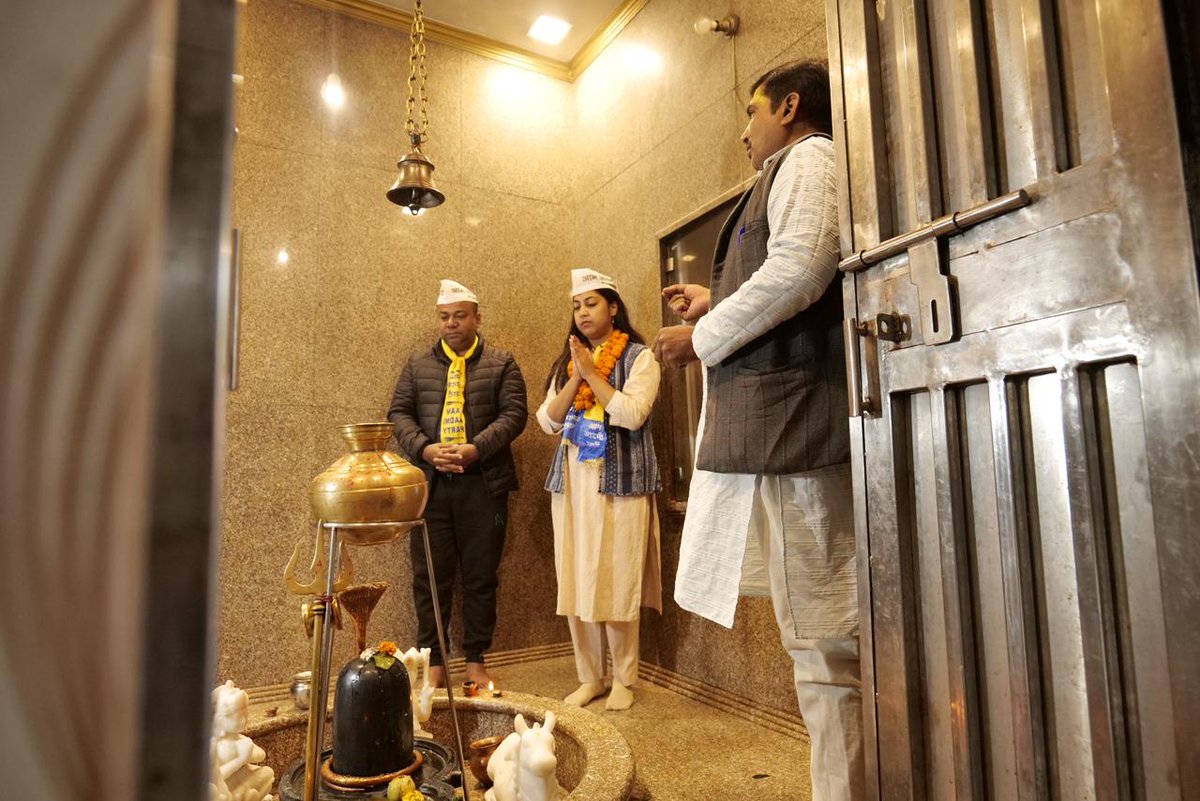 Eeshna_Gupta's tweet image. 📍ज़मरुदपुर, ग्रेटर कैलाश वार्ड - 173

आज ज़मरुदपुर स्थित प्राचीन शिव मंदिर में भगवान शंकर के दर्शन पूजन करने का सौभाग्य प्राप्त हुआ। प्रभु की असीम कृपादृष्टि समस्त क्षेत्रवासियों पर सदैव बनी रहे, यही मंगलकामना है।

#EeshnaforGK #DelhiMCD #election2025 #ArvindKejriwal…