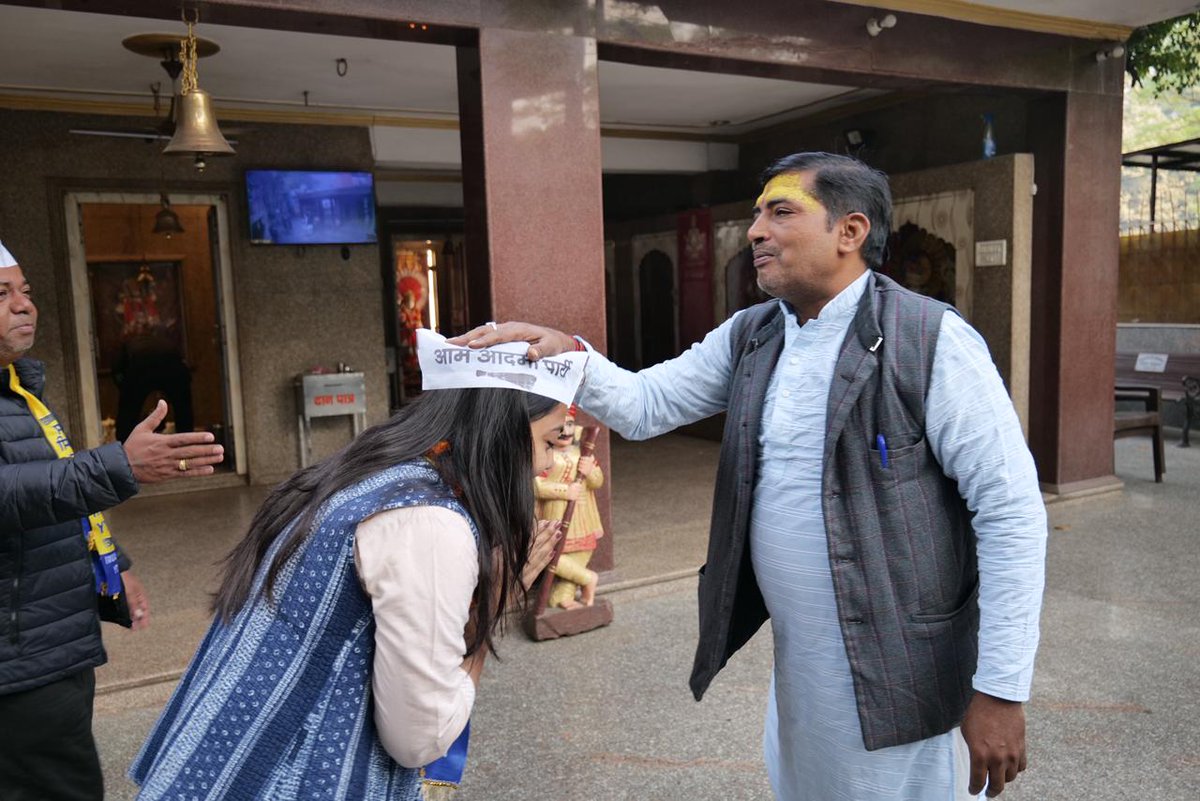 Eeshna_Gupta's tweet image. 📍ज़मरुदपुर, ग्रेटर कैलाश वार्ड - 173

आज ज़मरुदपुर स्थित प्राचीन शिव मंदिर में भगवान शंकर के दर्शन पूजन करने का सौभाग्य प्राप्त हुआ। प्रभु की असीम कृपादृष्टि समस्त क्षेत्रवासियों पर सदैव बनी रहे, यही मंगलकामना है।

#EeshnaforGK #DelhiMCD #election2025 #ArvindKejriwal…