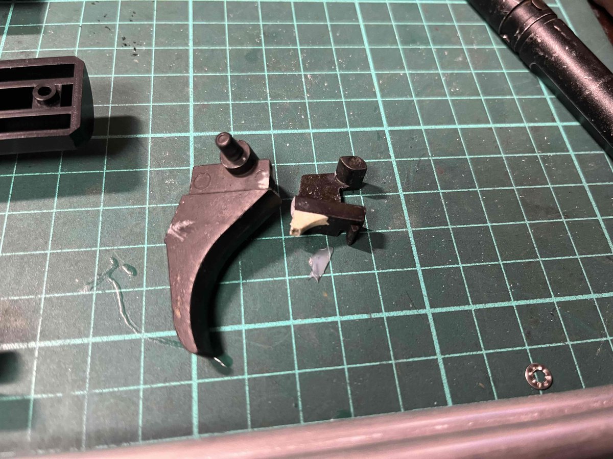 D_GUNARMORY's tweet image. お世話になります。D-sanです✨
本日はSPAS12のメンテナンス！コッキング出来ない、トリガーがスカスカ…あ！っと気が付いた方は皆さん悲しい過去をお持ちですね…😭
SPAS12の持病、トリガー折れです💦セーフティーに入れたままトリガーを無理に引くと折れます😱ご注意ください🫡
＃SPAS12