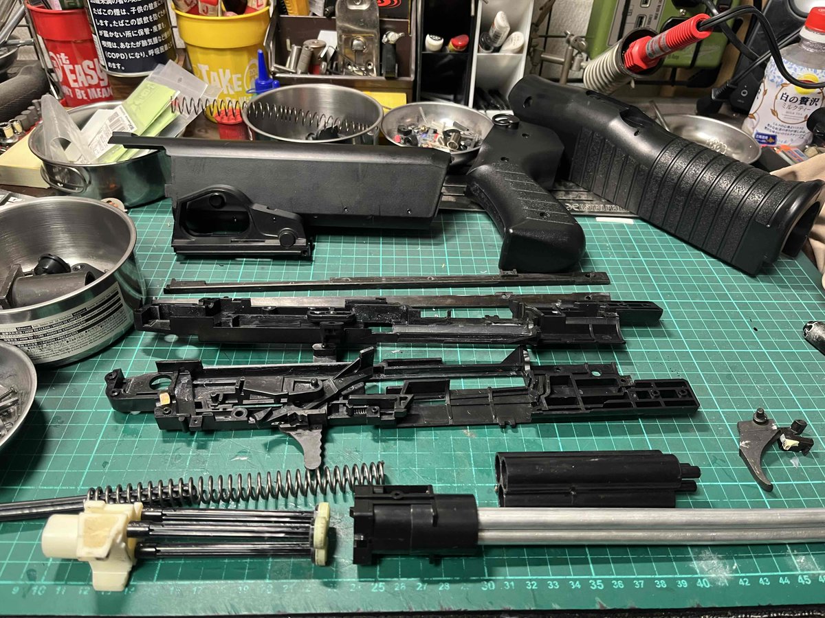 D_GUNARMORY's tweet image. お世話になります。D-sanです✨
本日はSPAS12のメンテナンス！コッキング出来ない、トリガーがスカスカ…あ！っと気が付いた方は皆さん悲しい過去をお持ちですね…😭
SPAS12の持病、トリガー折れです💦セーフティーに入れたままトリガーを無理に引くと折れます😱ご注意ください🫡
＃SPAS12