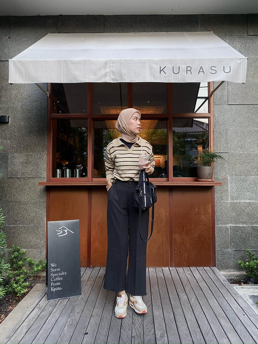 apapehh's tweet image. Baru sadar celana polyester ini + Yaya Knit Blouse tuh combo yang enak banget buat dipake daily. simple, comfy, dan keliatan rapi tanpa usaha banyak. the kind of outfit you throw on when you’re rushing but still wanna look decent🥰