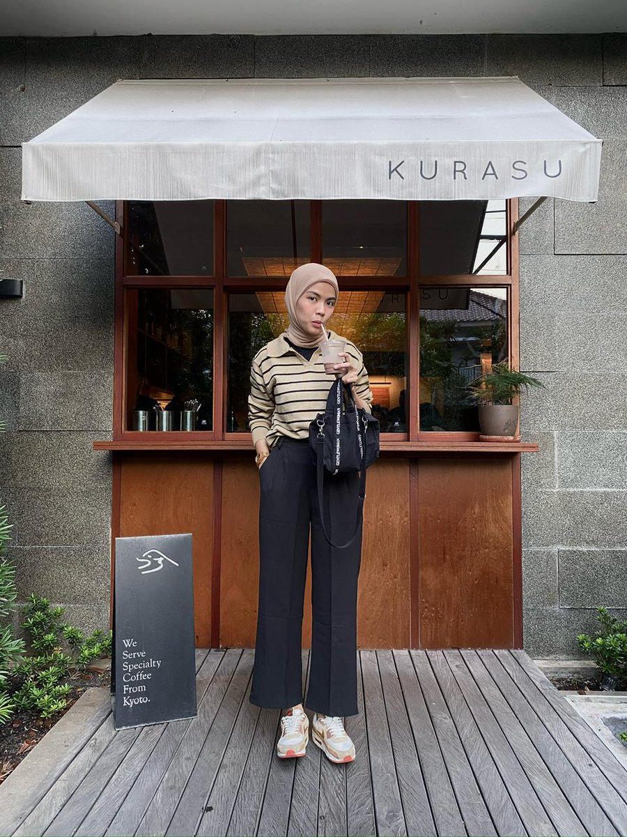 apapehh's tweet image. Baru sadar celana polyester ini + Yaya Knit Blouse tuh combo yang enak banget buat dipake daily. simple, comfy, dan keliatan rapi tanpa usaha banyak. the kind of outfit you throw on when you’re rushing but still wanna look decent🥰