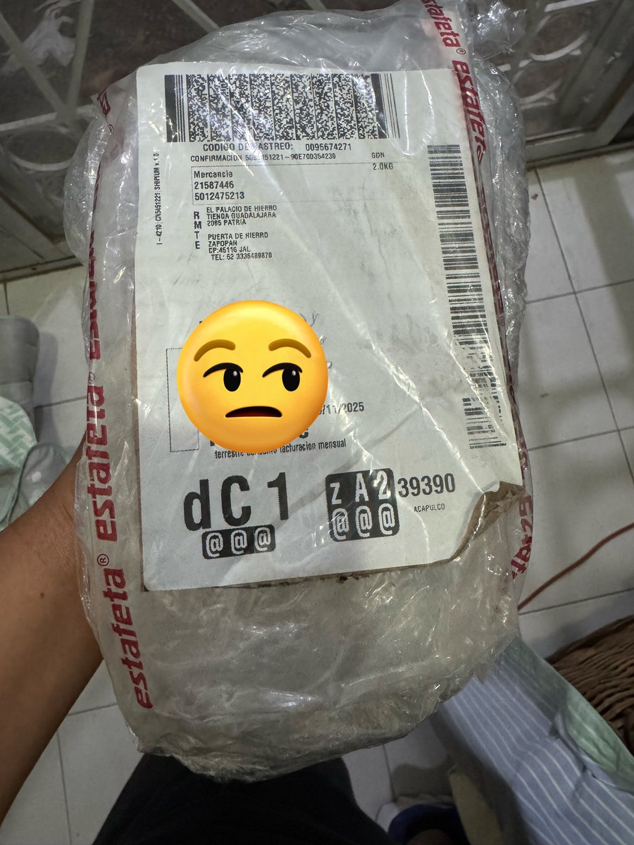 roulfh's tweet photo. @palaciohierro entiendo la pésima envoltura del paquete, pero no que llegue incompleto solo una playera de las 2 que según vienen en este envío. https://t.co/GuaeCEshCQ