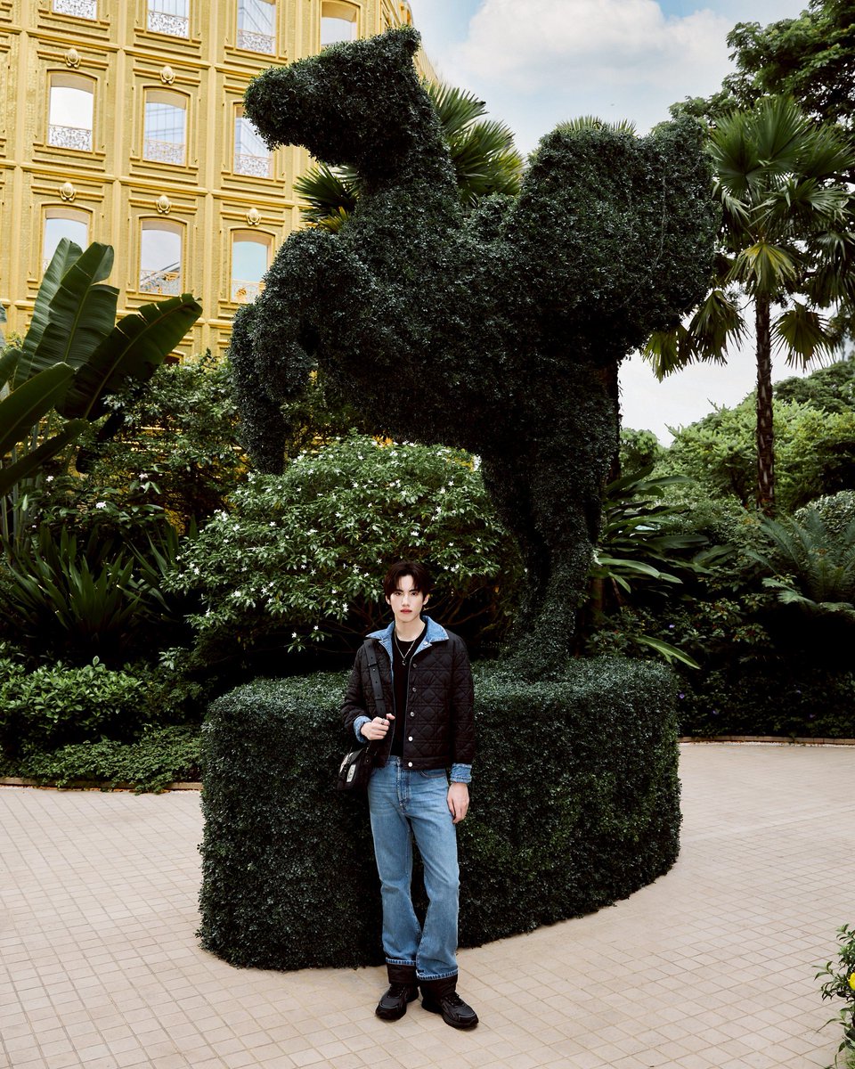 mintmag_th's tweet image. หล่อจับใจ! ชมความหล่อของหนุ่ม ’ภูธัชชัย‘ BUS เช็คอิน Dior Gold House พร้อมชมป๊อปอัพสุดพิเศษกับคอลเล็กชั่น Cruise 2026 ท่ามกลางการตกแต่งศาลาประดับสวนสะกดสายตาด้วยไม้ดัดเป็นซุ้มโค้ง สลับกับฝูงสัตว์สไตล์บาโรก 💚

➡️อ่านต่อ mintmagth.com/fashion/house-…

#PHUTATCHAI #BUSbecauseofyouishine…