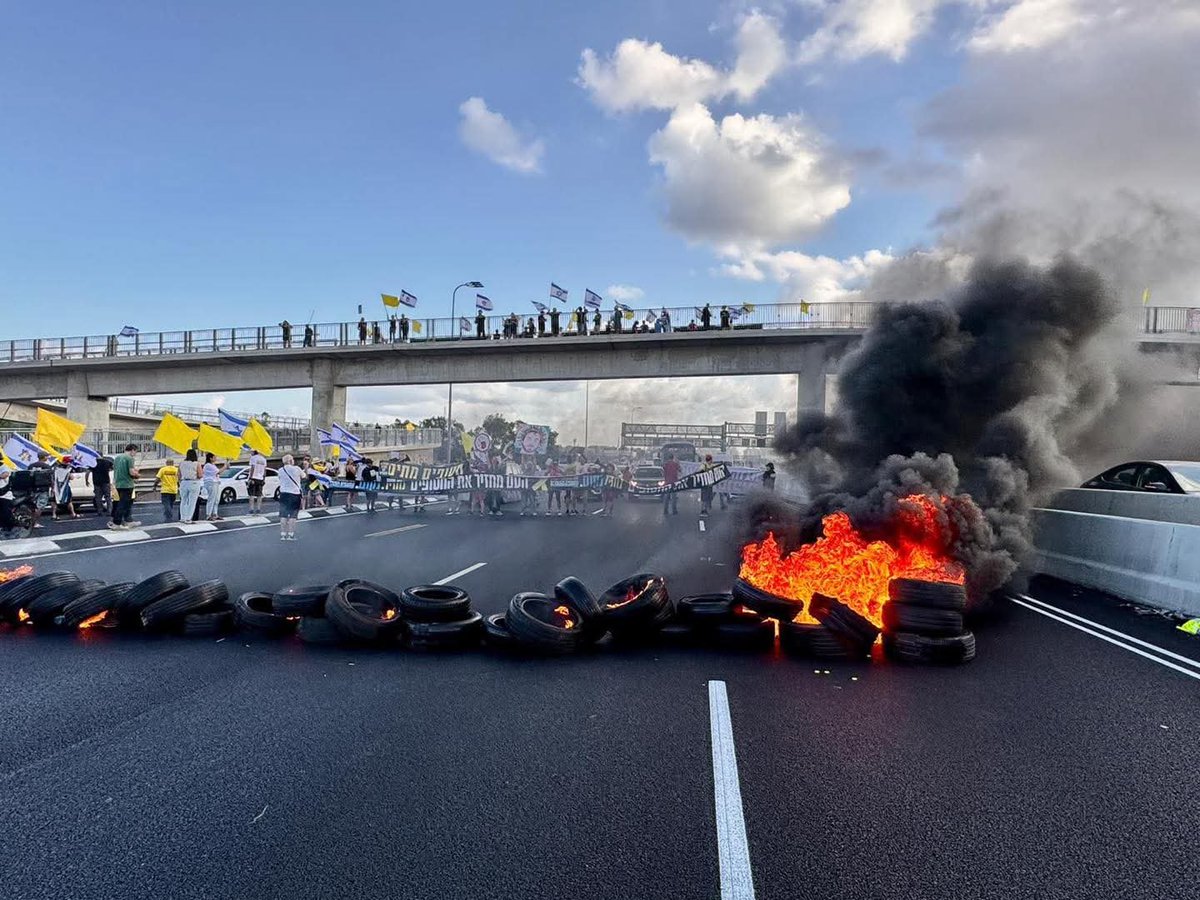 גיא פלג אמר שהוא אוהב את זה.
גלעד קריב השתתף בזה.
ואז עצרו את מרדכי דוד כי הוא חסם את שניהם.
סדום נחרבה על הרבה פחות.