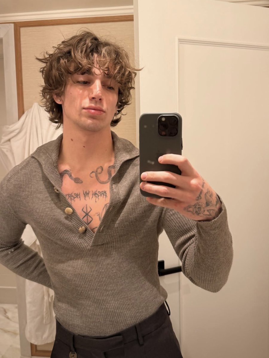 hackerxwright_'s tweet image. EL MALDITO CABELLO LARGO😍