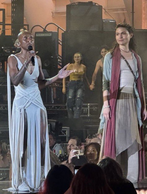 magnifcntlygay's tweet image. WHO and WHO realness?!