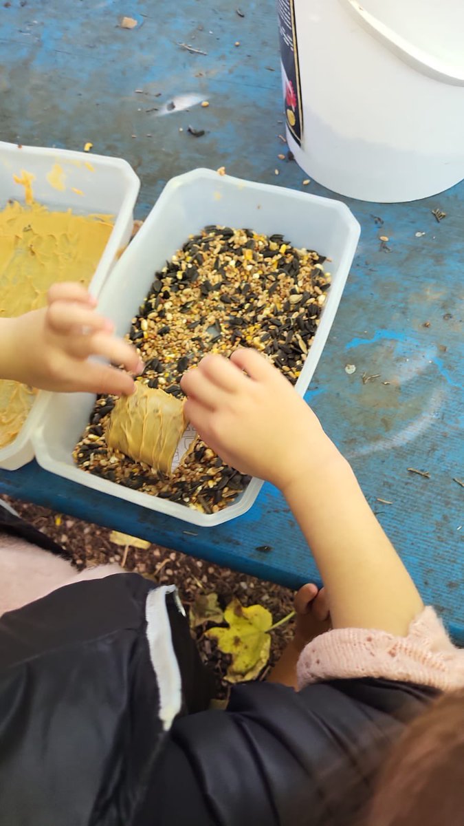 S_Bella74's tweet image. Confection de mangeoires pour les petits oiseaux réalisées par les GS avec du beurre de cacahuètes et des petites graines puis disposées dans le jardin de la maison de la découverte @LeCannetVille #maternelle #cycle1 #LeCannet #Oiseaux