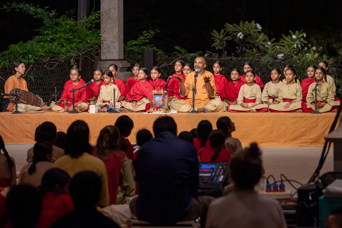 ishafoundation's tweet image. Last weekend at Utsavam, the audience was treated to Hindustani vocals by Chandrakanth from Project Samskriti, followed the next day by an absorbing storytelling session by an Isha Brahmachari about devotees of Shiva, beautified by devotional chants from the students of Sadhguru…