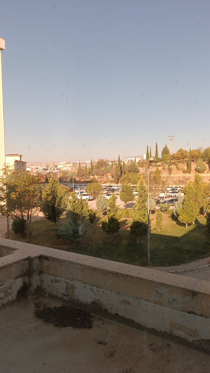 Her kalp, kendi içindeki çiçeğin kokusunu verir.
Herkes kalbinin renginde yaşar hayatı.
Ve herkes kalbinin rengini bulaştırır etrafındakilere.
Hayırlı Cuma'lar